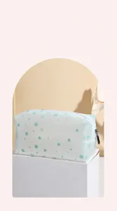 Détail de la trousse de maquillage en résille vert menthe avec large ouverture
