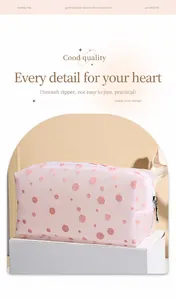 Détail d'une trousse à maquillage en résille rose avec pois floqués et zip métallique