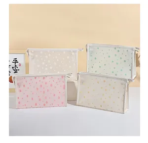 Vue détaillée des trousses à maquillage translucides à pois en rose, crème, jaune et vert