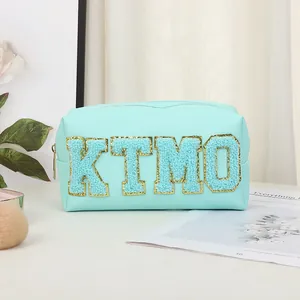 Borsa trucco verde menta in pelle PU con ricamo chenille KTMO e cerniera dorata lussuosa