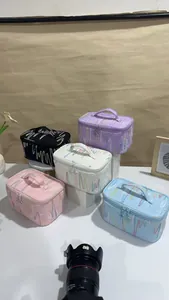Detalle de neceseres portátiles impermeables con bordado de ondas y cremallera estrella