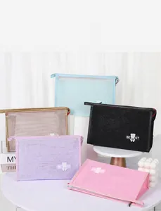 Set de neceseres de malla en cinco colores con parches de osos blancos y cremalleras