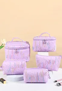 Detailansicht 5er-Set lila Kosmetiktaschen mit Regenbogenstickerei und Stern-Zippern