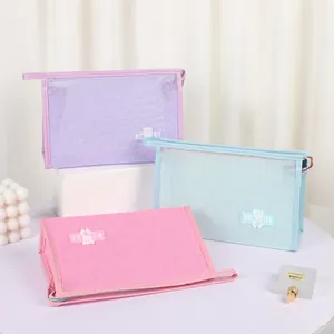 Set de 3 bolsas de maquillaje de malla en violeta, azul y rosa con parche de oso
