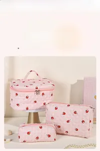 Vue détaillée du lot de 3 trousses à maquillage matelassées roses avec motif fraise