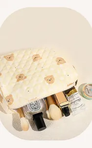 Detail der gesteppten Bären-Kosmetiktasche mit großem Platz für Hautpflege und Parfüms