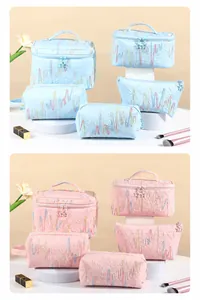 Detailansicht gesteppter Make-up-Taschen in Blau und Rosa mit Stern-Reißverschlüssen