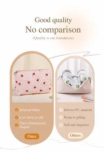 Detail van roze geruite cosmetische tas met kersenprint en gewatteerde katoenen stof