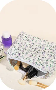 Detail van de ruime gewatteerde bloemen make-up tas met zachte katoenen textuur