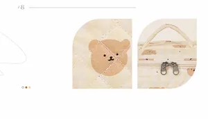 Detailweergave van de gewatteerde stof en berenprint op een beige make-uptasje