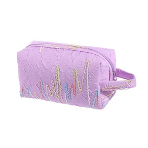 Beauty case trapuntato lavanda con cuciture colorate a onde e manico laterale