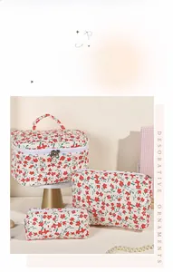 Vue détaillée d'un ensemble de trois trousses de maquillage en tissu matelassé à fleurs