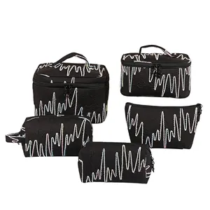 Set de 5 neceseres negros con patrón de ondas y textura de monograma grabado