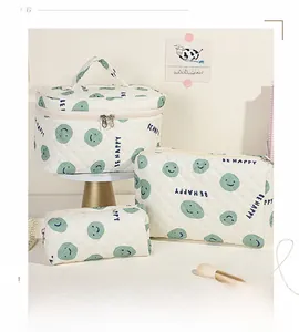 Lot de trois trousses de maquillage en coton matelassé avec motif smiley et texte Be Happy