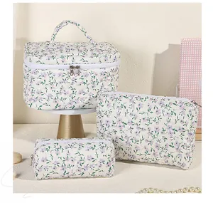 Vue détaillée du lot de 3 trousses de maquillage en coton matelassé à motifs floraux