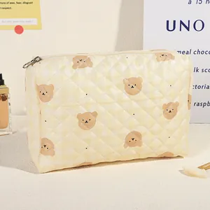 Gesteppte Kosmetiktasche mit Bärenmuster und gelbem Karodesign für Damen auf Reisen