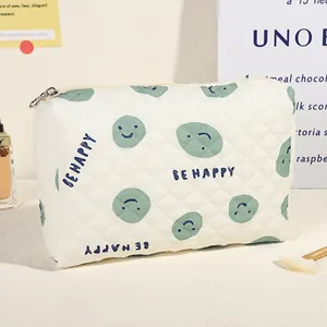 Gesteppte Kosmetiktasche in Creme mit grünen Smileys und Be Happy Aufdruck für Reisen