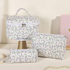 Ensemble de trois trousses de maquillage matelassées à fleurs avec boîte et pochette