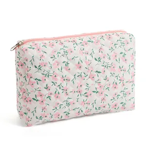 Gewatteerde make-up tas met roze bloemenprint en een zilverkleurige metalen rits
