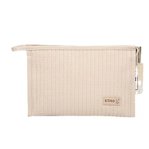 Beige make-uptas van gewatteerd PU-leer met handvat en logo op witte achtergrond