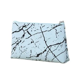 Trousse à maquillage portable en cuir PU bleu clair avec motif marbre noir et zip argent