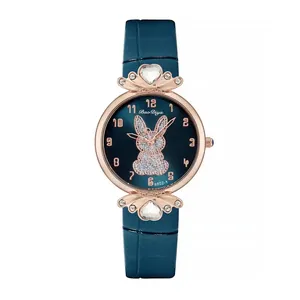 Detailopname van de blauwe wijzerplaat met glinsterend konijnpatroon en roségouden details