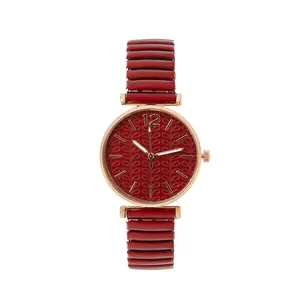 Λεπτομέρεια κόκκινου καντράν με θήκη rose gold και ελαστικό λουράκι με αρθρώσεις