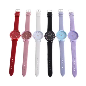 Montres à quartz minimalistes avec bracelets en cuir et chiffres romains en six couleurs