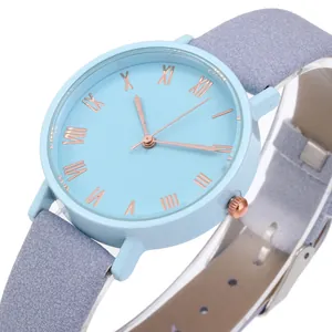Montre à quartz pour femme avec cadran bleu clair et bracelet en cuir violet vue de côté