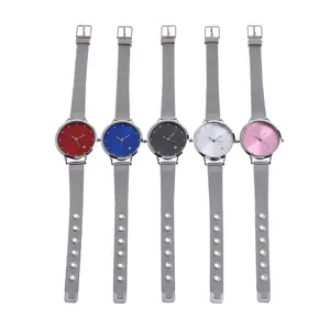 Montre femme luxe à quartz avec bracelet en maille acier inoxydable et détail cristal