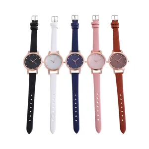 Cinq montres quartz élégantes pour femmes avec cadran strass et bracelets en cuir fin