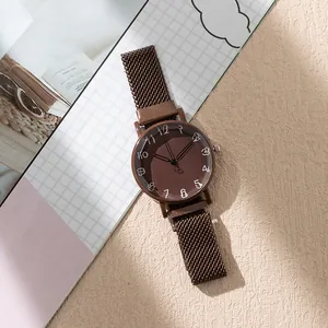 Nahaufnahme der braunen Mesh-Uhr mit facettiertem Glasgehäuse und Magnetverschluss