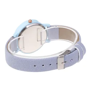 Gros plan sur le bracelet en daim violet mat et la boucle en acier inoxydable de la montre