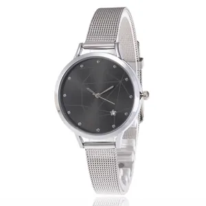 Montre à quartz minimaliste en maille argentée avec cadran gris foncé et étoile
