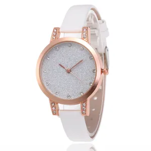 Montre femme tendance or rose avec cadran pailleté argenté et bracelet en cuir blanc