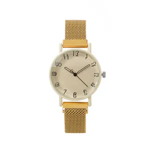 Detailaufnahme von goldenem Milanaise-Armband und beigem Zifferblatt mit Ziffern