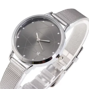 Montre femme minimaliste avec bracelet en maille argentée et cadran gris à motif géométrique