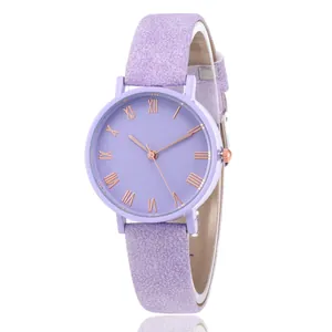 Détail de la montre à quartz violette avec chiffres romains et aiguilles or rose
