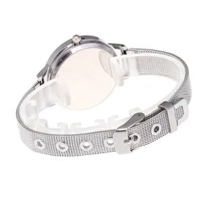 Montre à quartz moderne pour femme avec bracelet milanais argenté et boucle ardillon