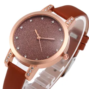 Montre à quartz élégante pour femme en or rose avec cadran diamanté et bracelet cuir