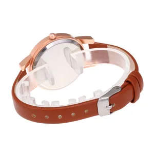 Montre élégante pour femme en or rose avec bracelet en cuir marron et mouvement quartz