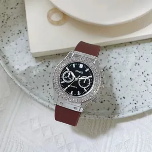 Elegante reloj de cuarzo unisex con bisel de diamantes, esfera negra y correa marrón