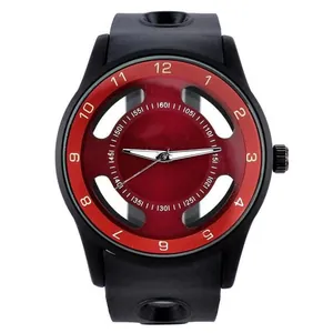 Détail d'une montre à quartz sportive avec boîtier noir mat et cadran squelette rouge