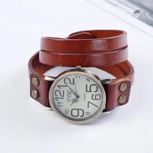 Montre rétro en cuir marron foncé triple tour avec boîtier en bronze et rivets