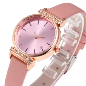 Montre à quartz pour femme avec bracelet en cuir rose et lunette or rose sertie de cristaux