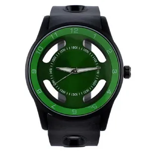 Vue macro de la montre noir mat avec cadran creux vert et chiffres arabes blancs