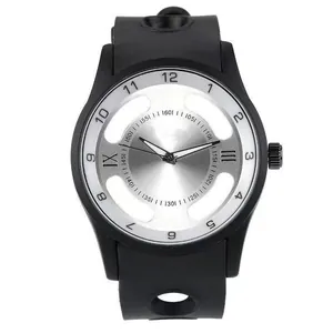 Gros plan sur une montre de sport noire avec cadran argenté et bracelet en silicone ajouré