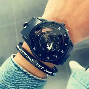 Montre de sport noire avec grand cadran ajouré arborant une silhouette de joueur de basket