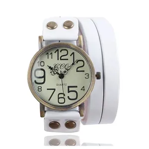 Montre rétro à plusieurs tours avec bracelet en cuir blanc et rivets en bronze