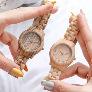 Montre à quartz minimaliste avec motif grain de bois naturel et chiffres argentés pour tous